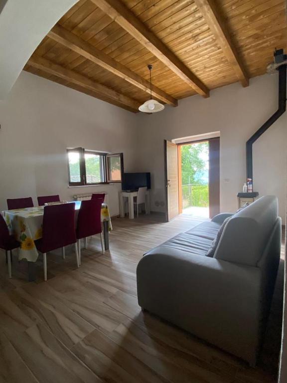 salon z kanapą i stołem w obiekcie BORGO DON ARMANDO - Appartamento A B C E w mieście Francavilla in Sinni