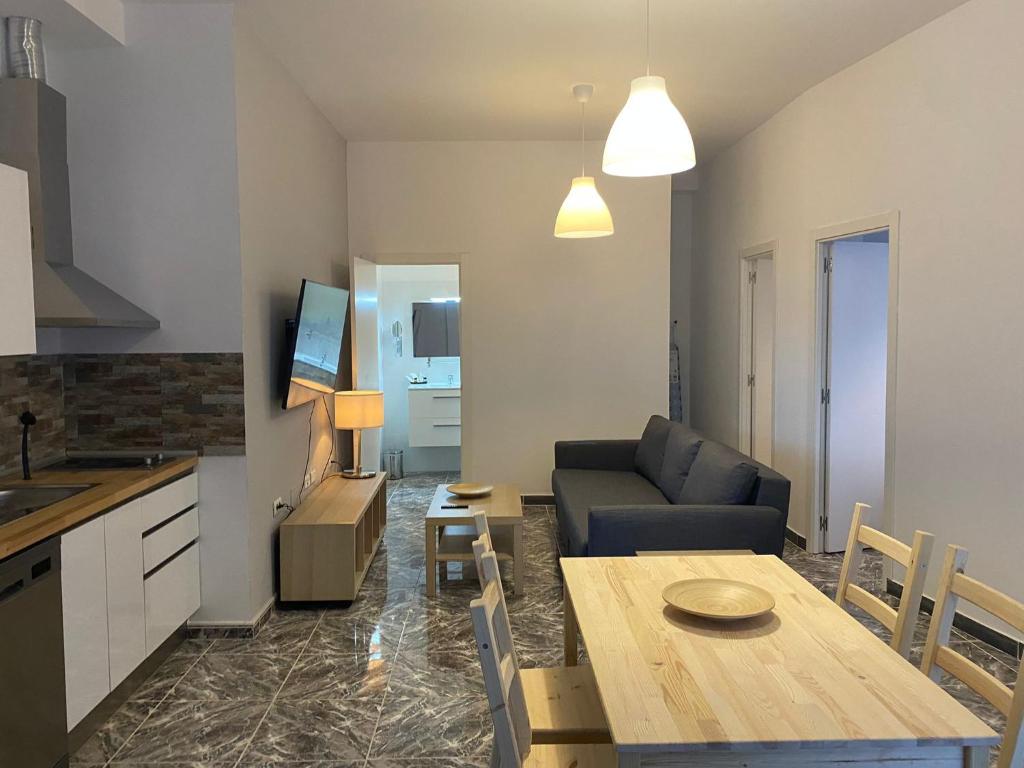 Una cocina o zona de cocina en Apartamentos La Aldea Suites