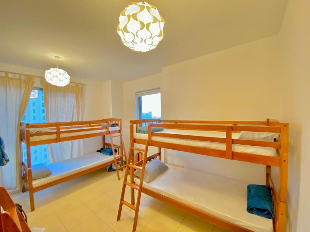 מיטה או מיטות קומותיים בחדר ב-DXB Backpackers