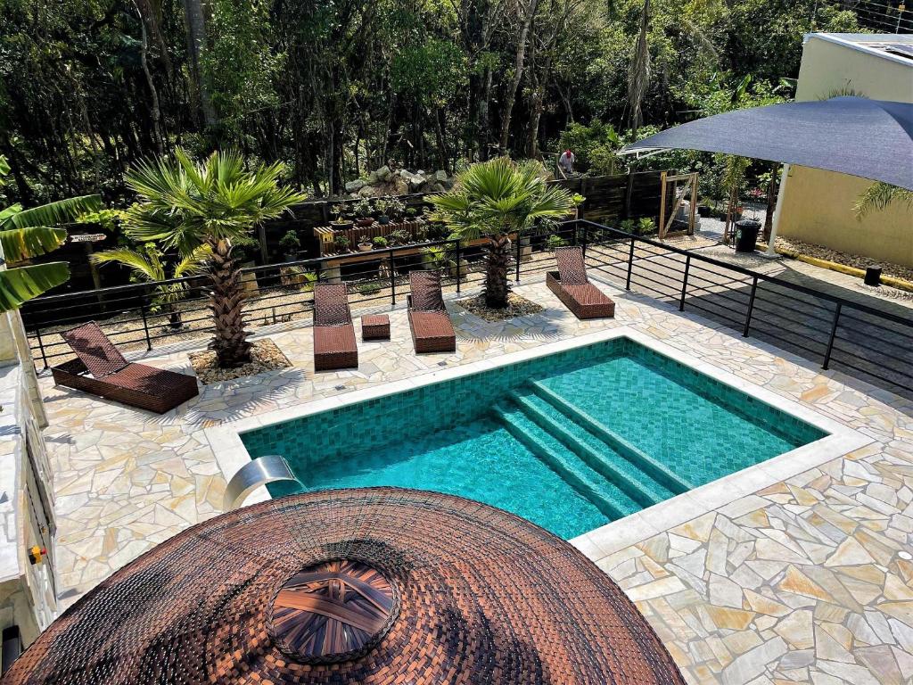 Πισίνα στο ή κοντά στο Casa Privativa com Piscina na Barra da Ferrugem/SC