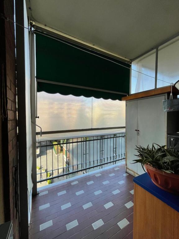 a room with a balcony with a large window at Casa moderna a Torino in Turin
