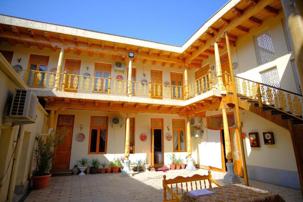 Casa grande con balcón y patio. en Koh-i-noor, en Bukhara