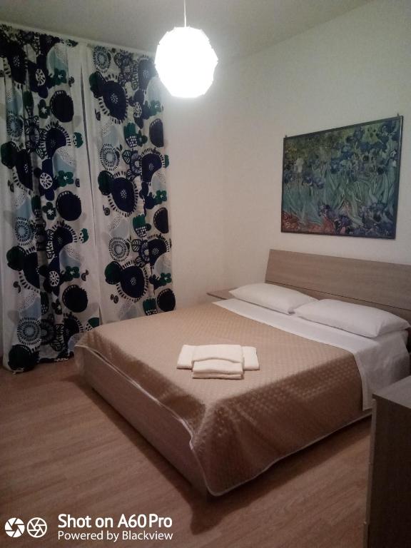 een slaapkamer met 2 bedden en een schilderij aan de muur bij Casa via dei platani in Chieti