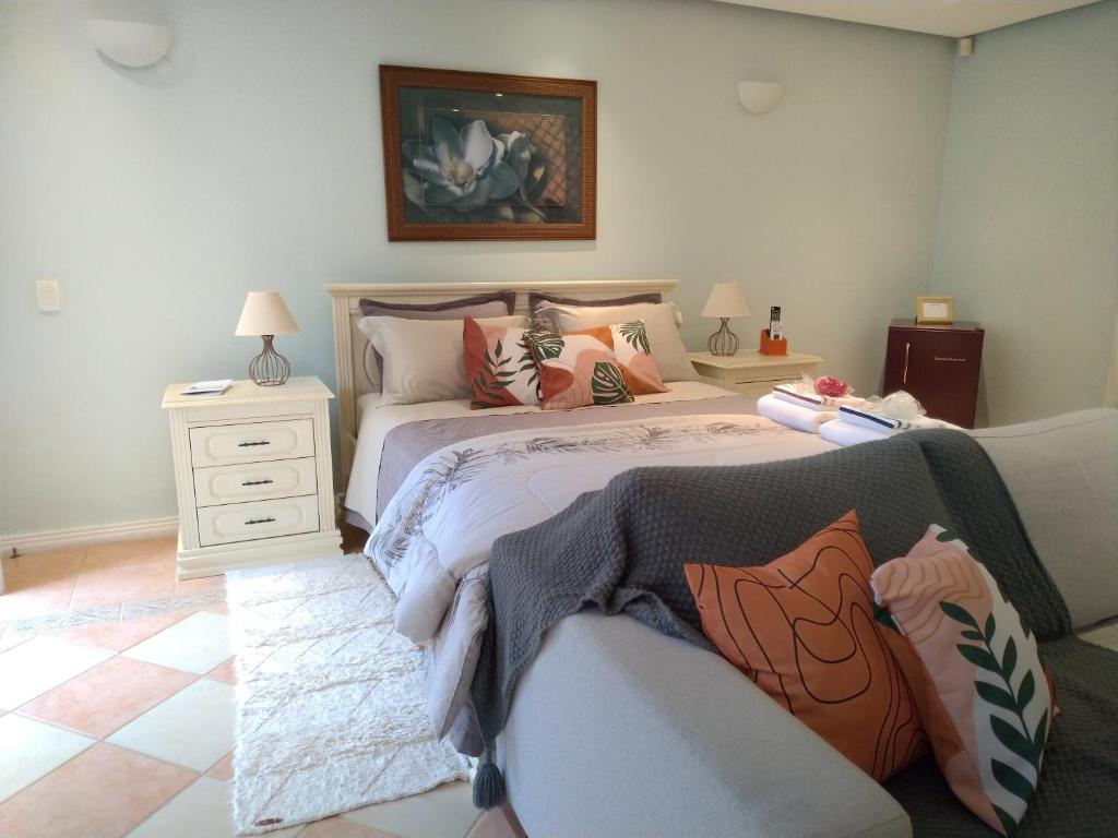 a bedroom with a large bed and a couch at Casa Verde - Suíte 1 in Teresópolis