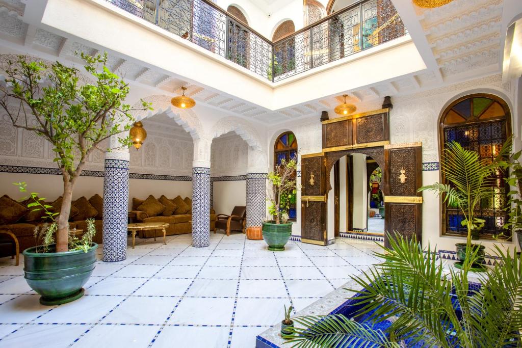 een lobby van een gebouw met potplanten bij Riad La Vie in Marrakesh