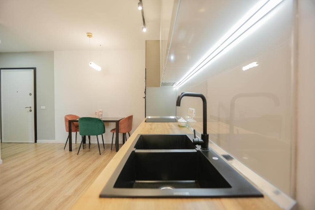 Miku Apartment-Spectacular 1BD At Komuna e Parisit - Imazhi 11