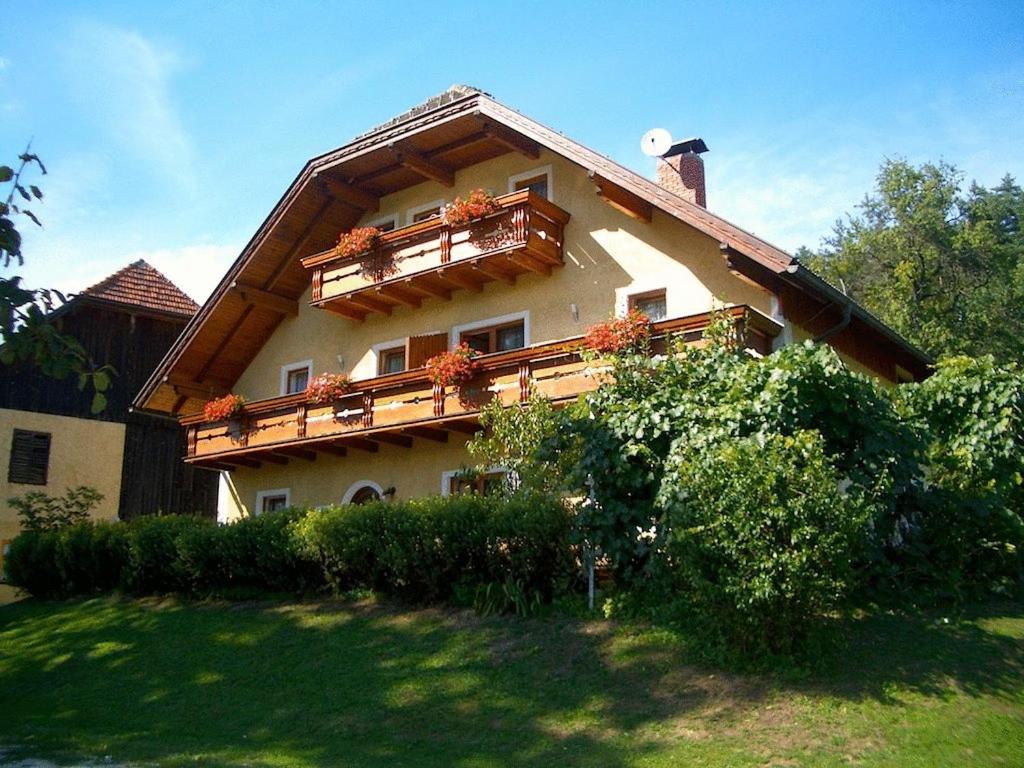 una casa con balcón en la parte superior en Ferienhaus Huber, en Bleiburg
