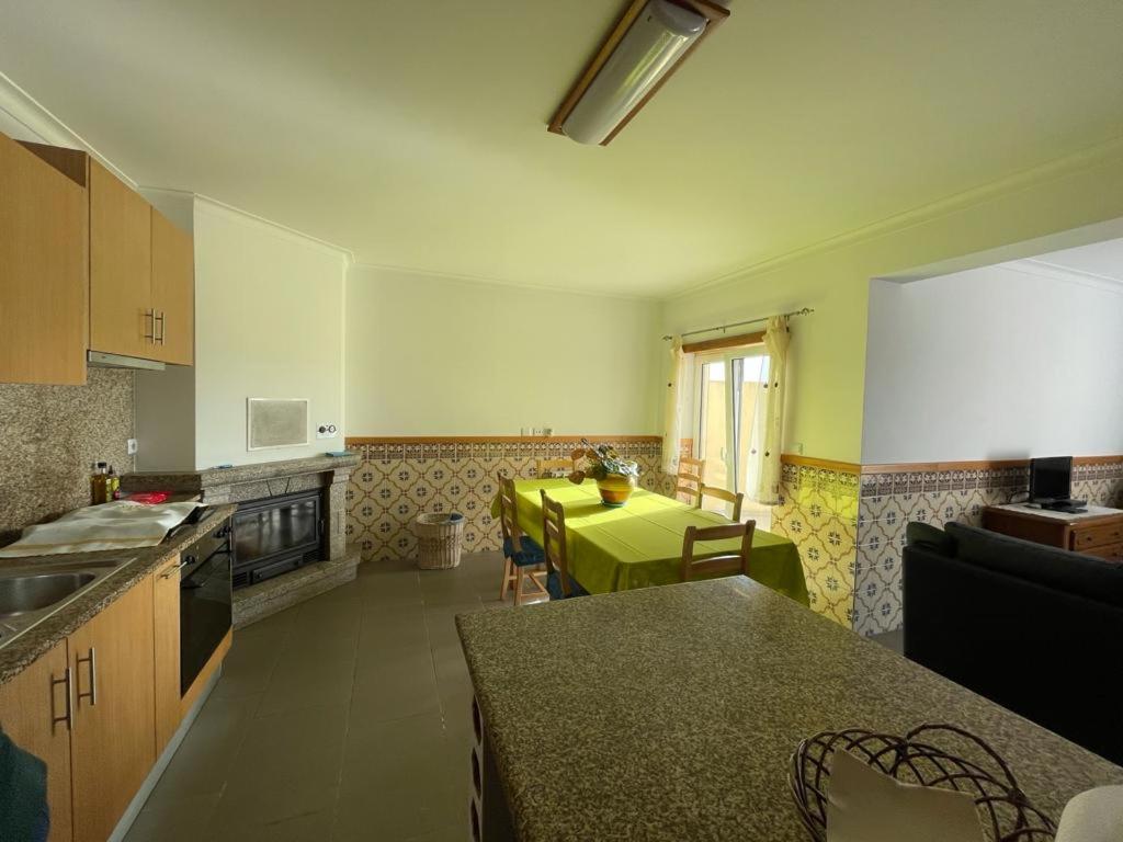 Carvalhal的住宿－casa das Termas do Carvalhal，厨房配有带绿桌布的桌子