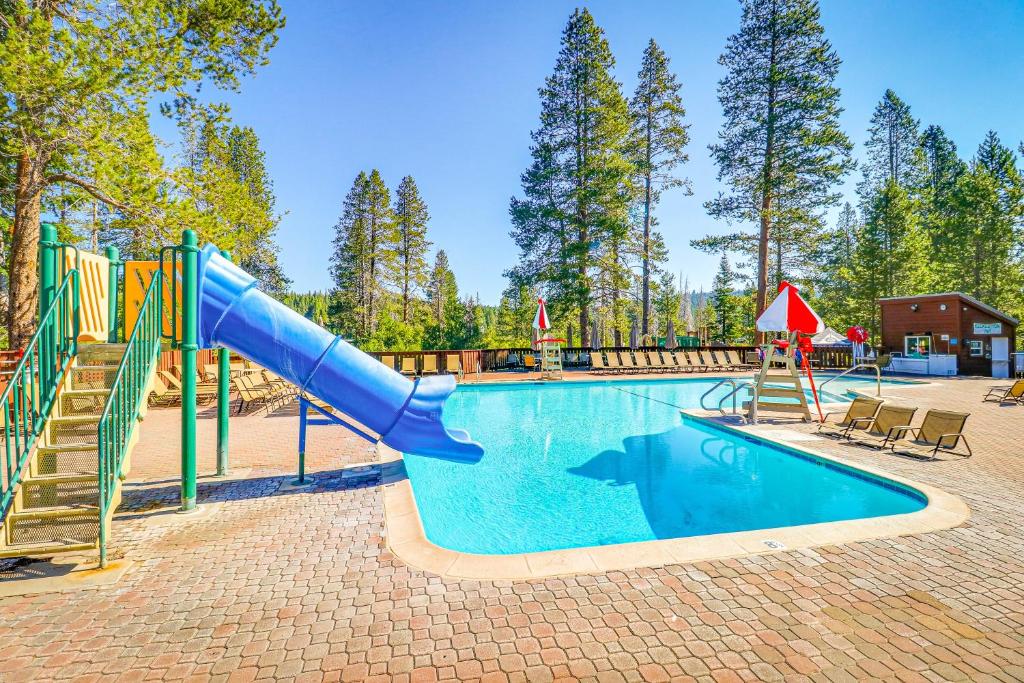 Bazén v ubytování Snowpeak Chalet in Tahoe Donner nebo v jeho okolí