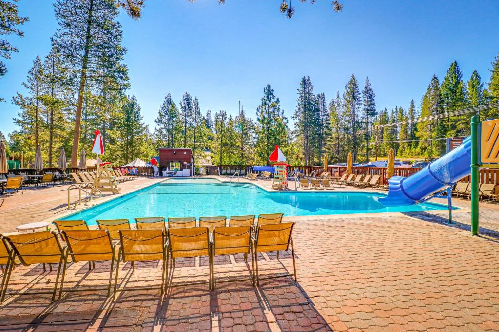 Bazén v ubytování Snowpeak Chalet in Tahoe Donner nebo v jeho okolí