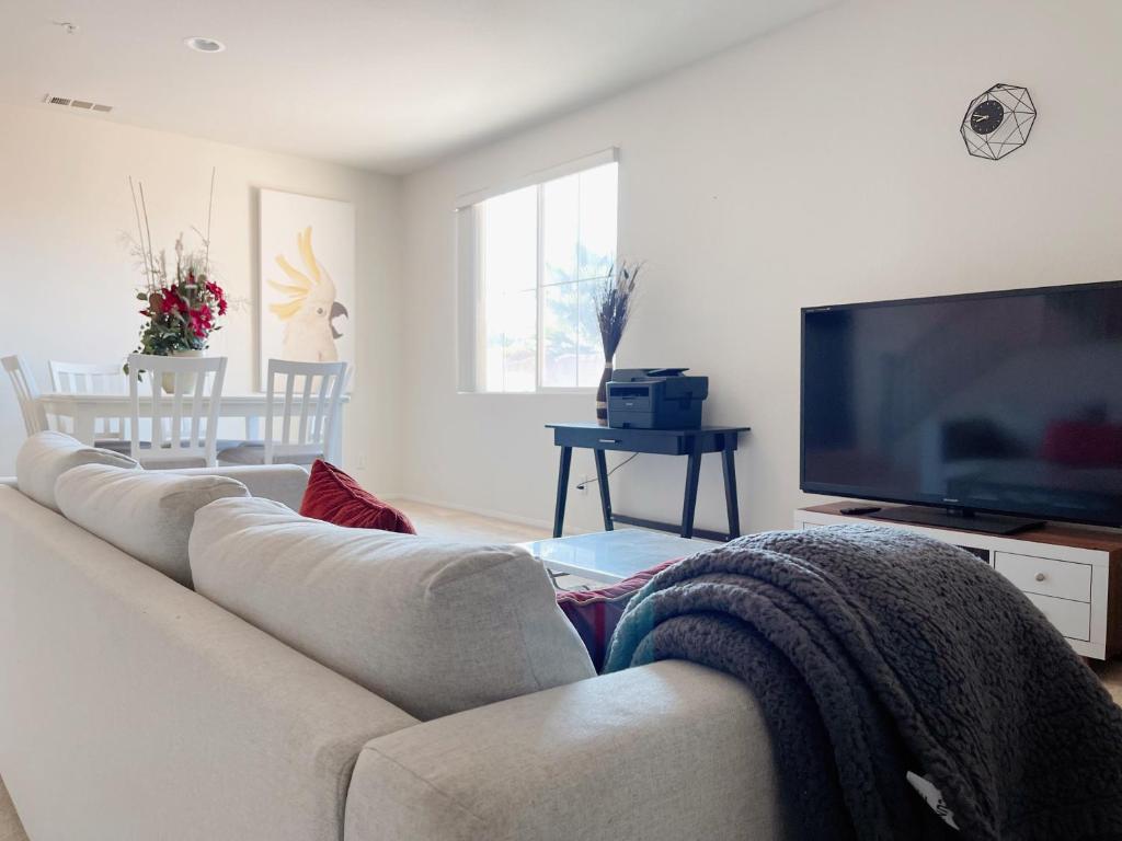 Homeinn - Luxe Residence in Prime Location of Fontana - Housity