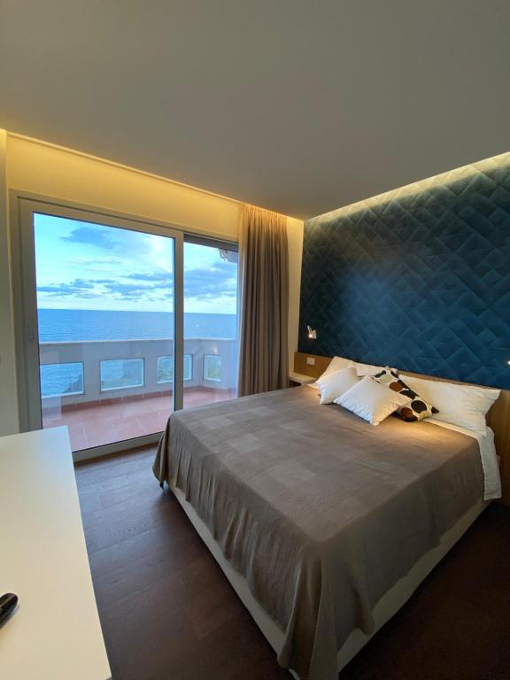 Una cama o camas en una habitación de Suite Sul Mare