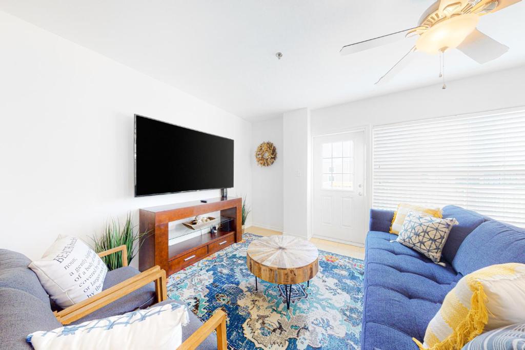 Μια τηλεόραση ή/και κέντρο ψυχαγωγίας στο Star Beach Side Condominiums #105