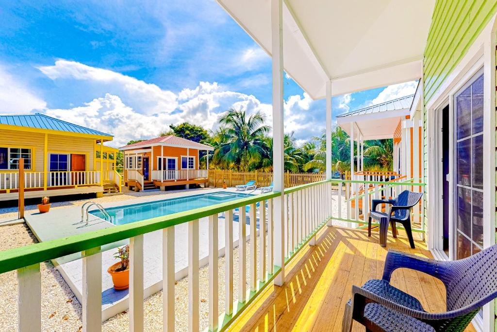 una casa con balcone e piscina di Kiara at Hummingbird Estate Gold Standard Certified a Dangriga