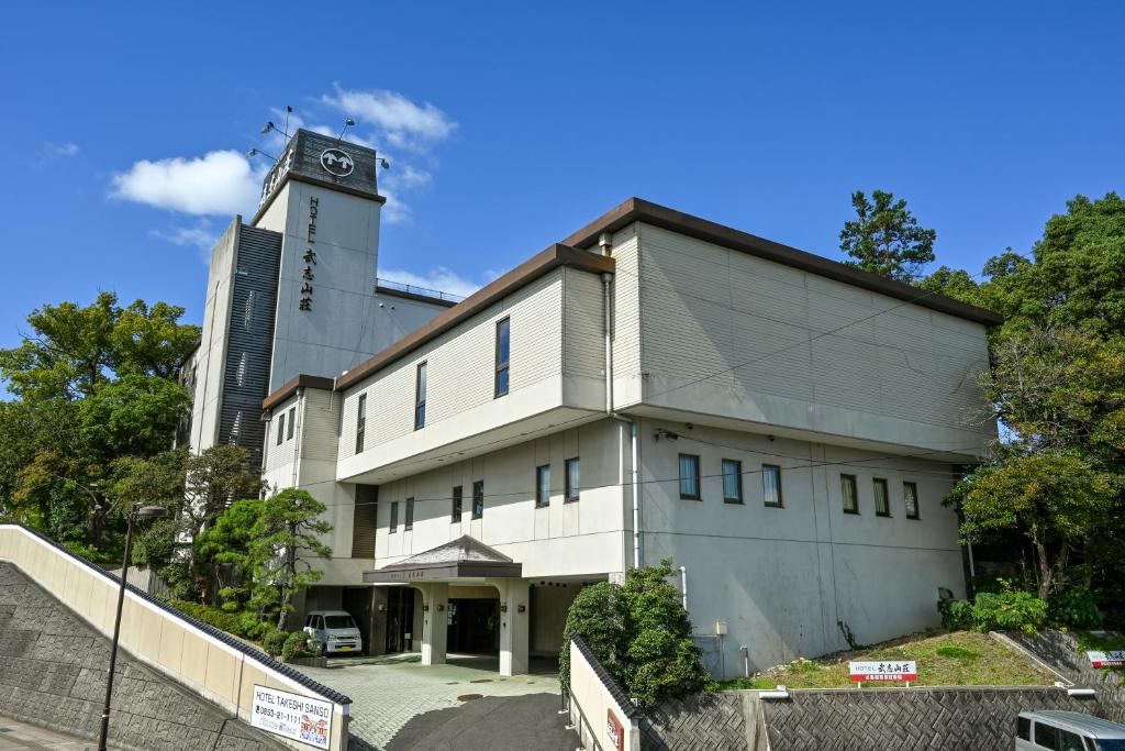 Hotel Takeshi Sanso في إزومو: مبنى عليه برج الساعه