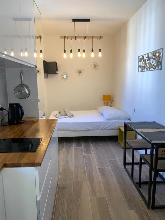 une chambre avec un lit et une cuisine avec une table dans l'établissement Studio Vagliano, à Cannes