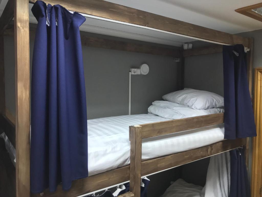Двухъярусная кровать или двухъярусные кровати в номере LV.HOSTEL