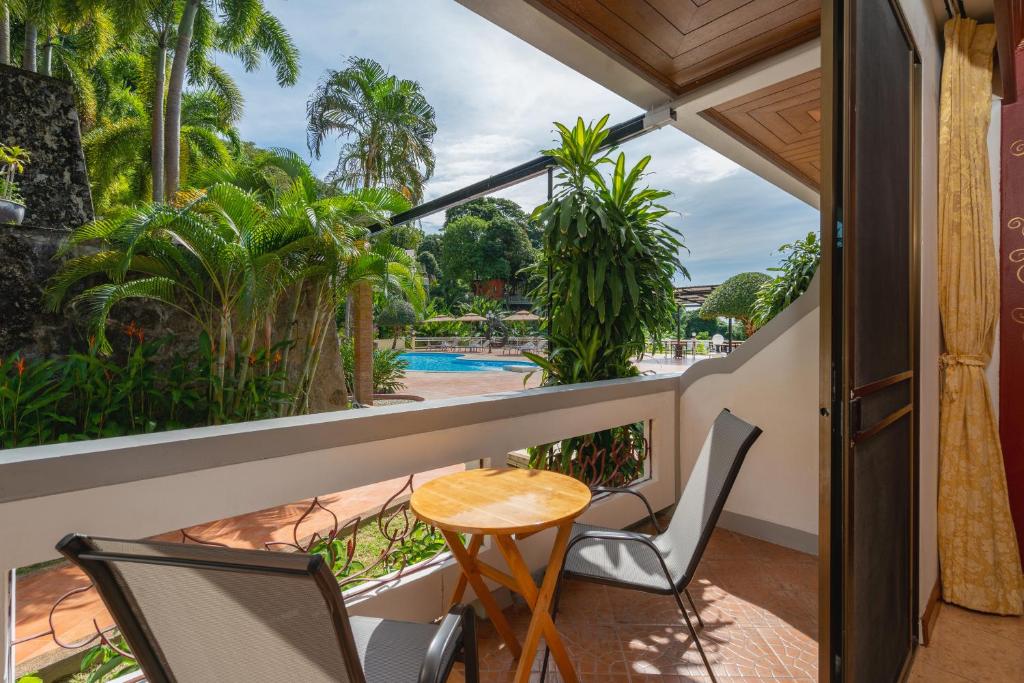 Бассейн в Memory Karon Resort или поблизости