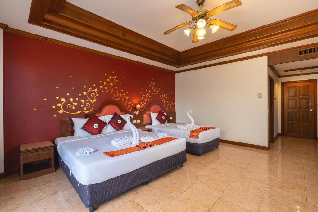 Кровать или кровати в номере Memory Karon Resort