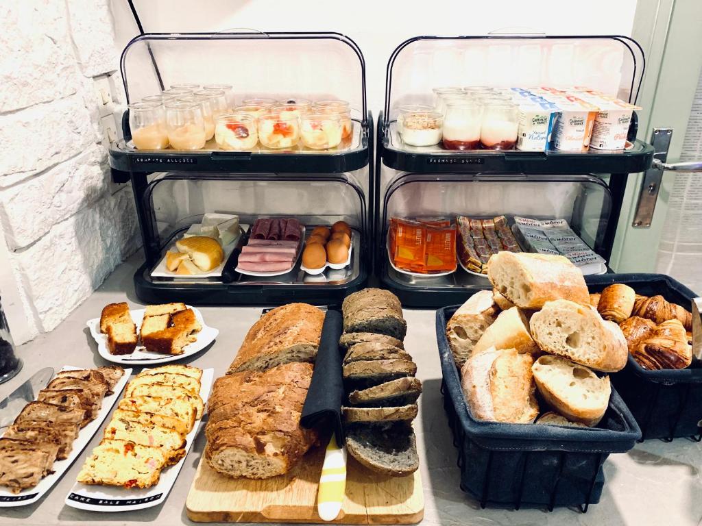a bunch of different types of bread and pastries at Hôtel Gaspard in Le Touquet-Paris-Plage