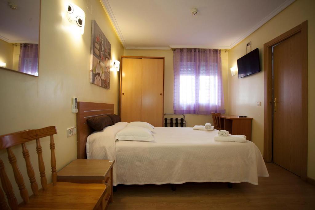 A bed or beds in a room at Hospedaje Los Rosales