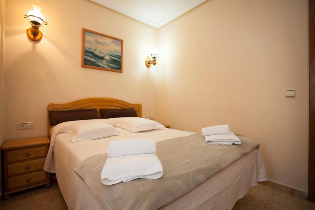 A bed or beds in a room at Hospedaje Los Rosales