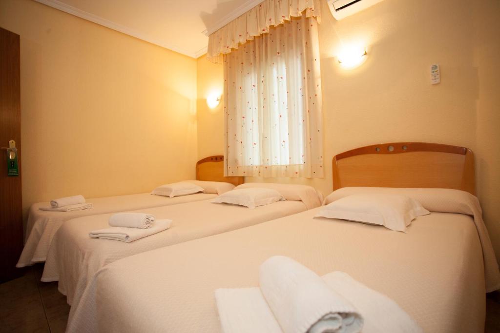 A bed or beds in a room at Hospedaje Los Rosales