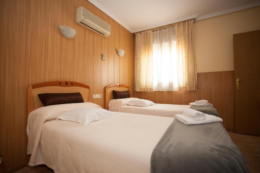 A bed or beds in a room at Hospedaje Los Rosales