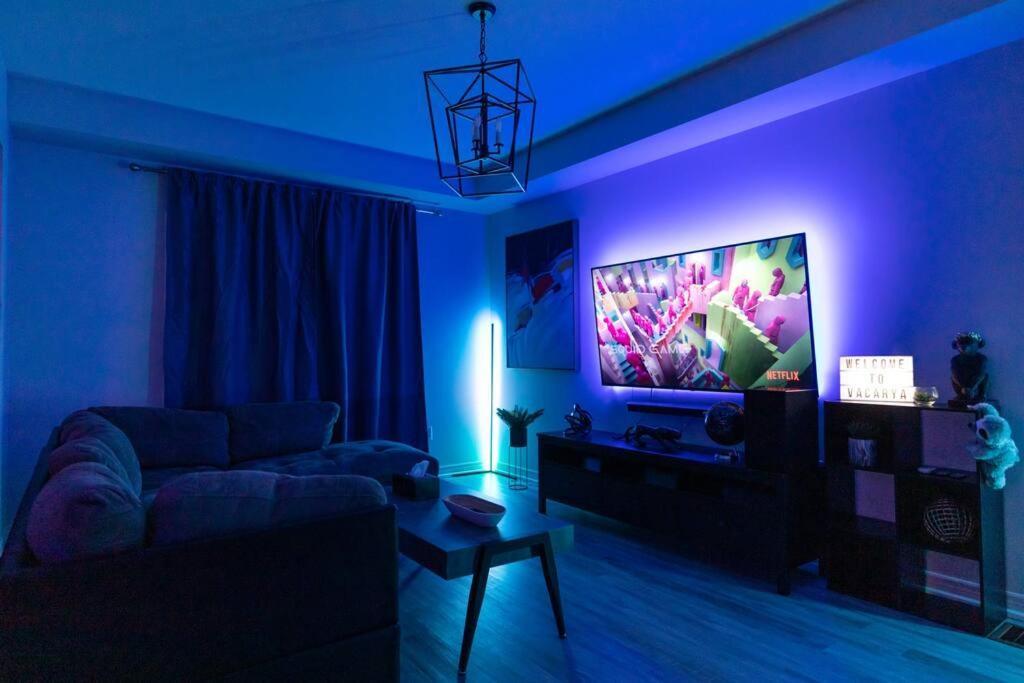 En tv och/eller ett underhållningssystem på 8 BEDS Tomorrowland - 15 Minutes To The Falls