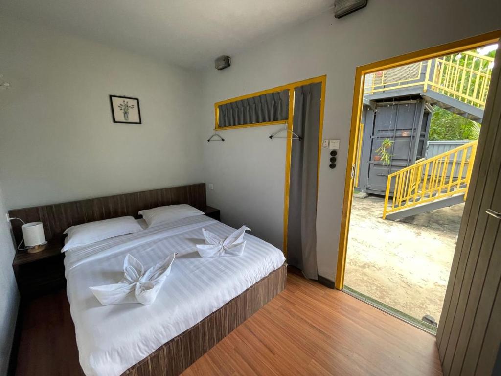 Postel nebo postele na pokoji v ubytování 7 Inn Semporna