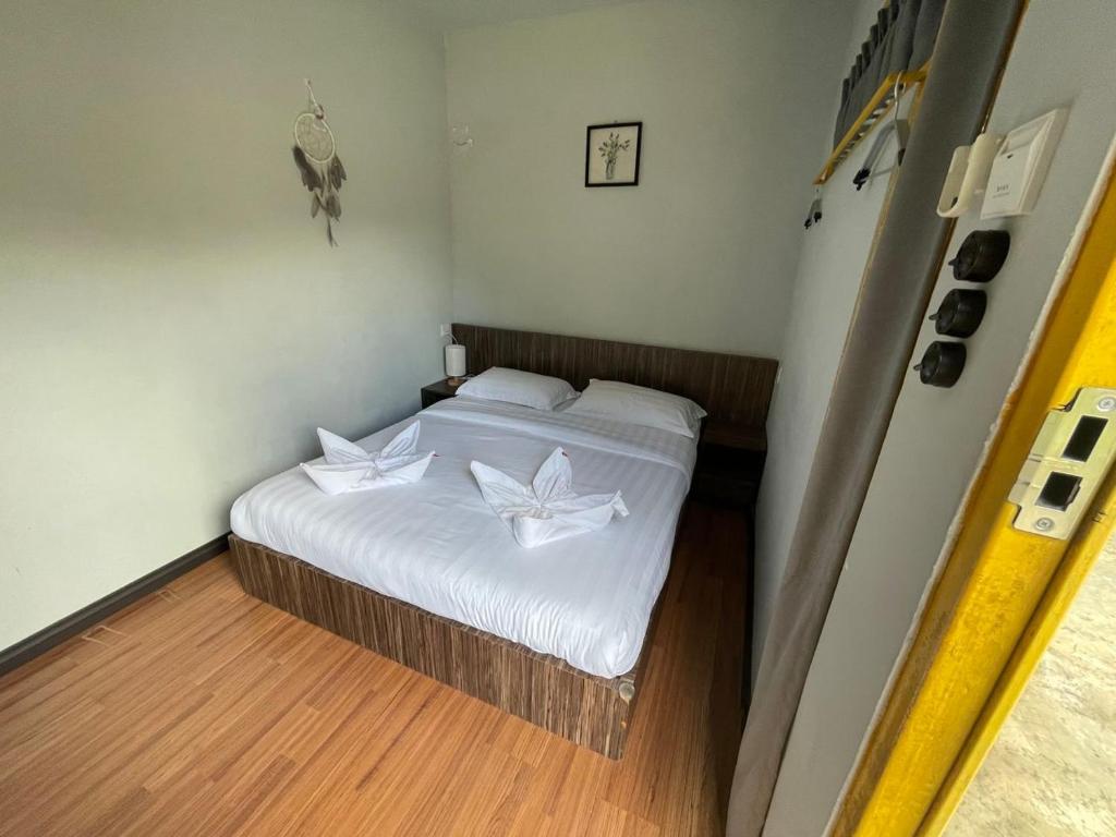 Postel nebo postele na pokoji v ubytování 7 Inn Semporna