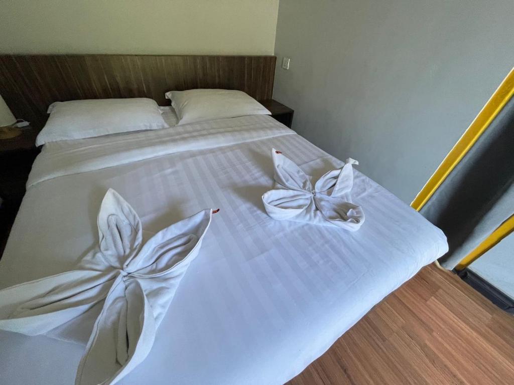 Postel nebo postele na pokoji v ubytování 7 Inn Semporna