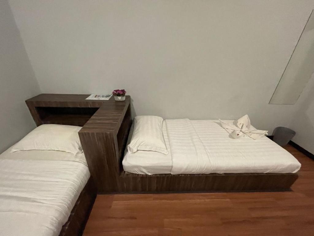 Postel nebo postele na pokoji v ubytování 7 Inn Semporna