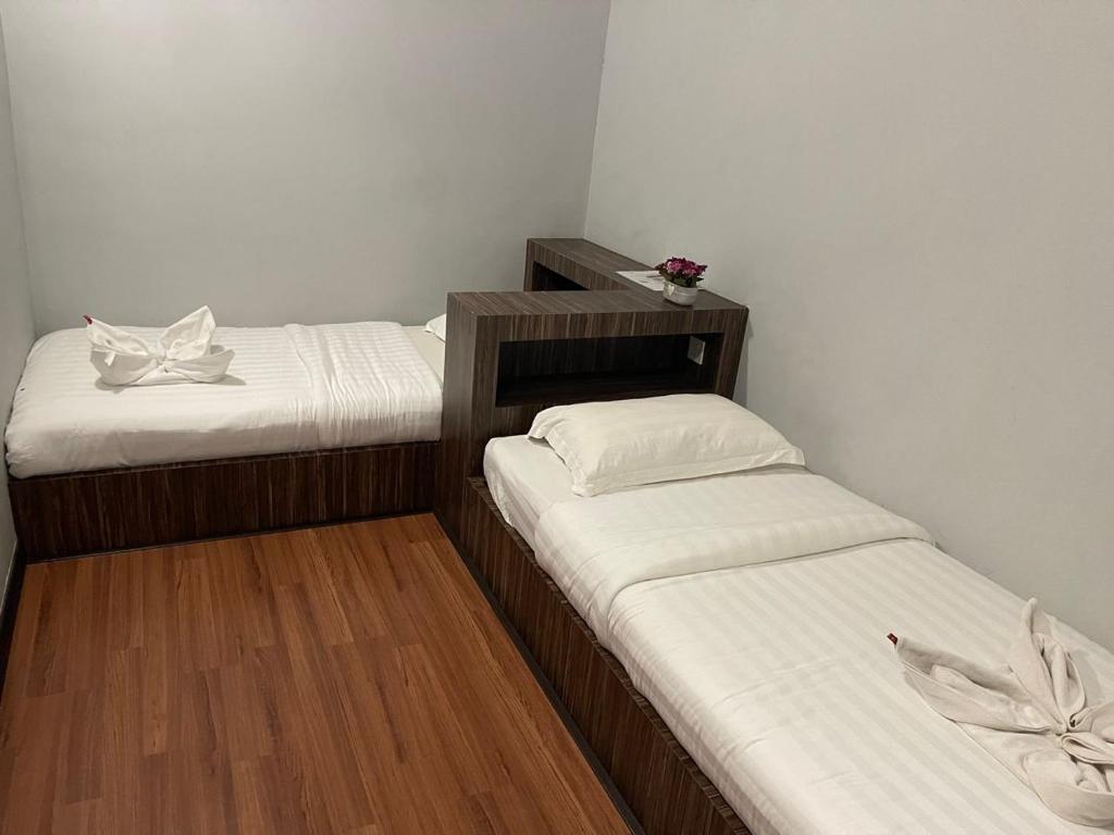 Postel nebo postele na pokoji v ubytování 7 Inn Semporna