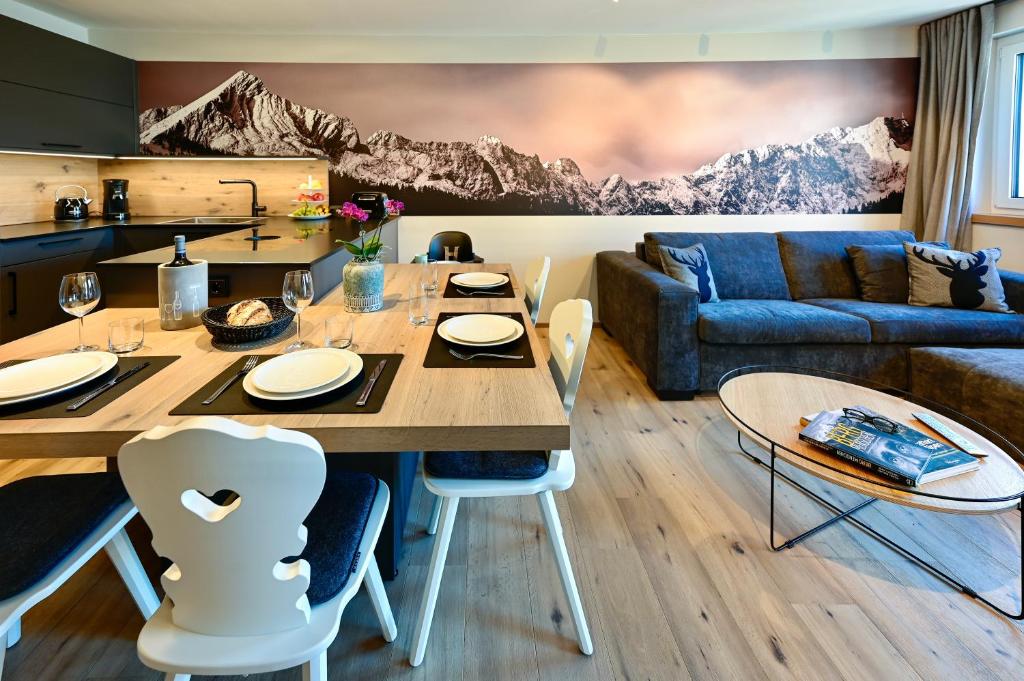 ein Wohnzimmer mit einem Tisch und einem Sofa in der Unterkunft Bergkind in Garmisch-Partenkirchen