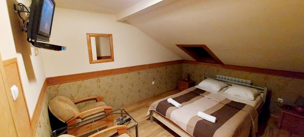 Televízia a/alebo spoločenská miestnosť v ubytovaní Motel Panorama