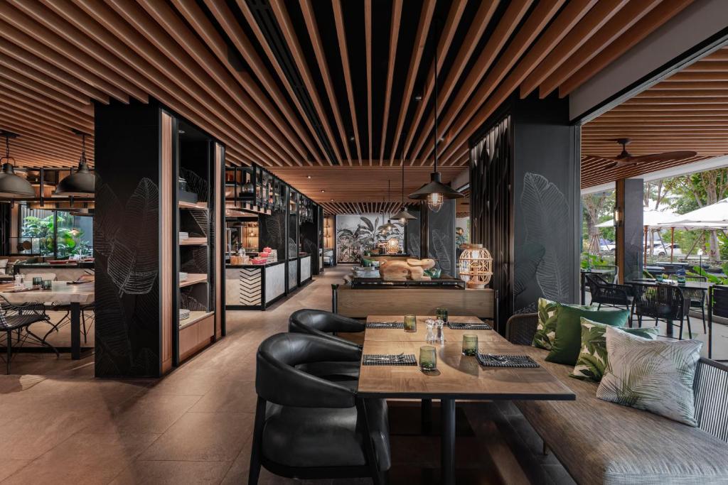 Ein Sitzbereich in der Unterkunft Four Points by Sheraton Phuket Patong Beach Resort