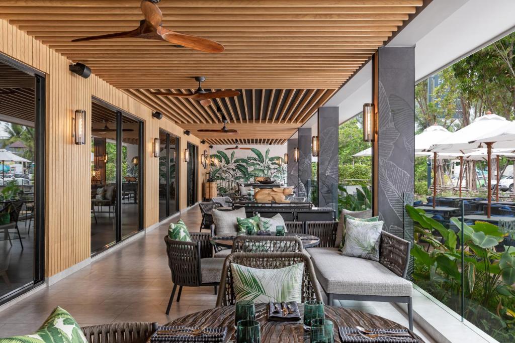 Ein Sitzbereich in der Unterkunft Four Points by Sheraton Phuket Patong Beach Resort