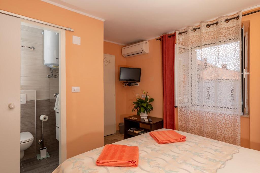 Postel nebo postele na pokoji v ubytování Rooms Edna