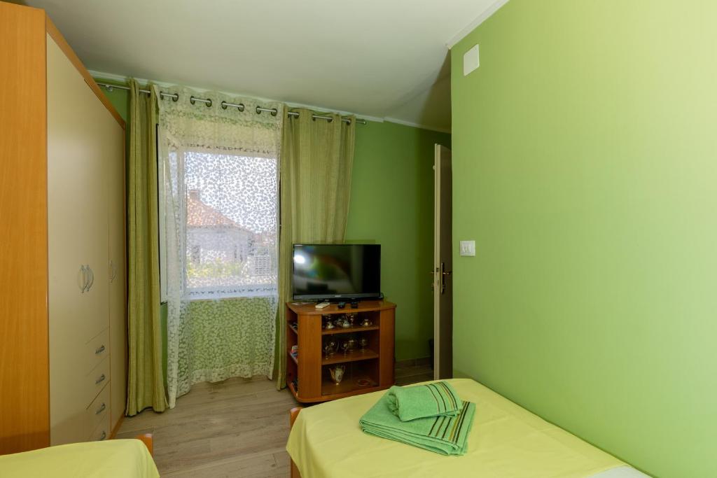 TV a/nebo společenská místnost v ubytování Rooms Edna