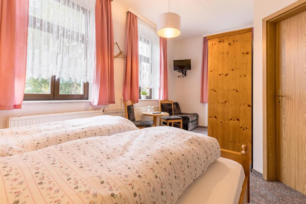 Postel nebo postele na pokoji v ubytování Hotel Carola