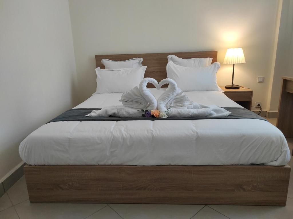 zwei Schwäne, die auf einem Bett zu Herzen gemacht wurden in der Unterkunft Downtown Hotel in Antananarivo