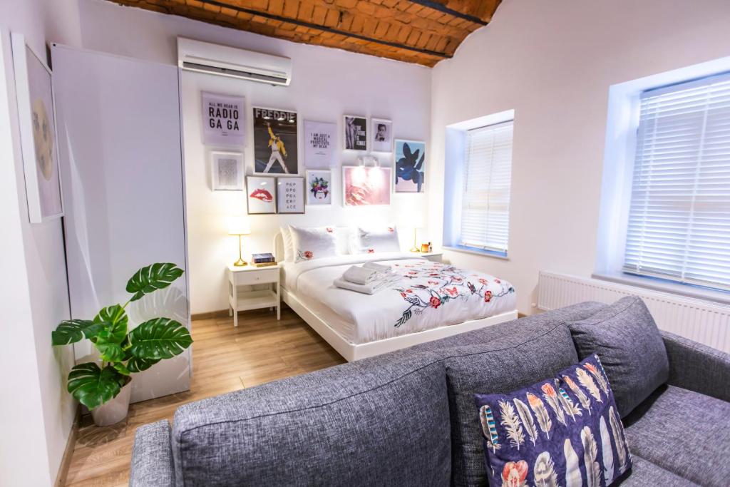 ein Wohnzimmer mit einem Bett und einem Sofa in der Unterkunft Flats Company Ajda Apartment in Istanbul