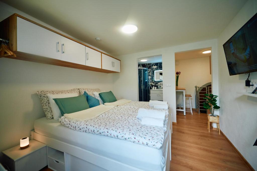 ein Schlafzimmer mit einem großen Bett in einem Zimmer in der Unterkunft Apartment für 2 Erwachsene und 2 Kinder mit Weinkeller und kleinem Hof mit Frühstück - Self made in Retz