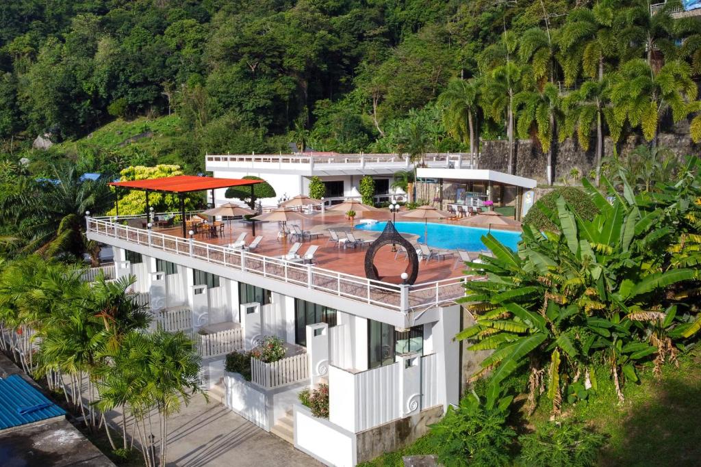 Бассейн в Memory Karon Resort или поблизости