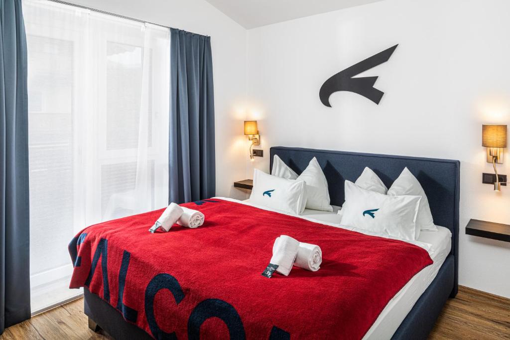 سرير أو أسرّة في غرفة في Falcon Suites Kaprun - Summercard included
