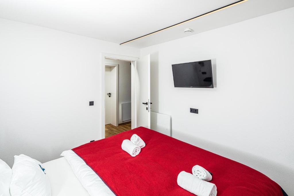 سرير أو أسرّة في غرفة في Falcon Suites Kaprun - Summercard included