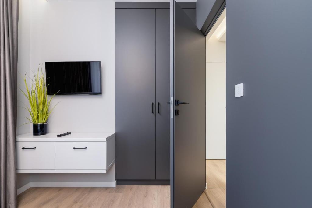 Televízia a/alebo spoločenská miestnosť v ubytovaní Mogilska Apartments by Renters Prestige