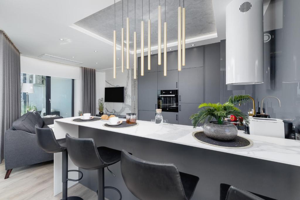 Televízia a/alebo spoločenská miestnosť v ubytovaní Mogilska Apartments by Renters Prestige
