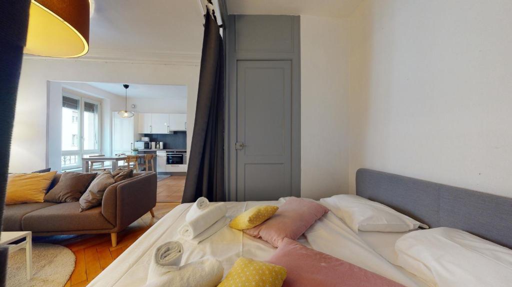 Un pat sau paturi într-o cameră la Charming studio in Les Pâquis close to the famous Jet d'eau